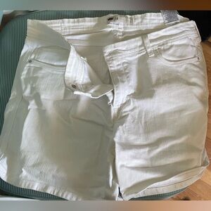 White Levi’s shorts, size 16